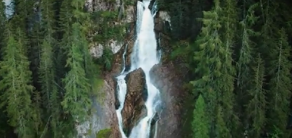 Iffigfall plunging over rocky cliffs near Lenk im Simmental, showcasing one of the stunning off-the-radar waterfalls in Switzerland, surrounded by untouched alpine nature.