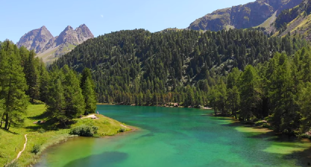 Lai da Palpuogna with turquoise water and alpine reflections – one of the most scenic hidden lakes in Switzerland