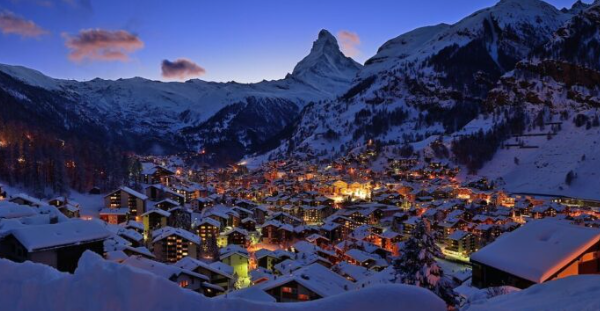 Christmas itinerary in Switzerland in Zermatt, a picturesque car-free village.